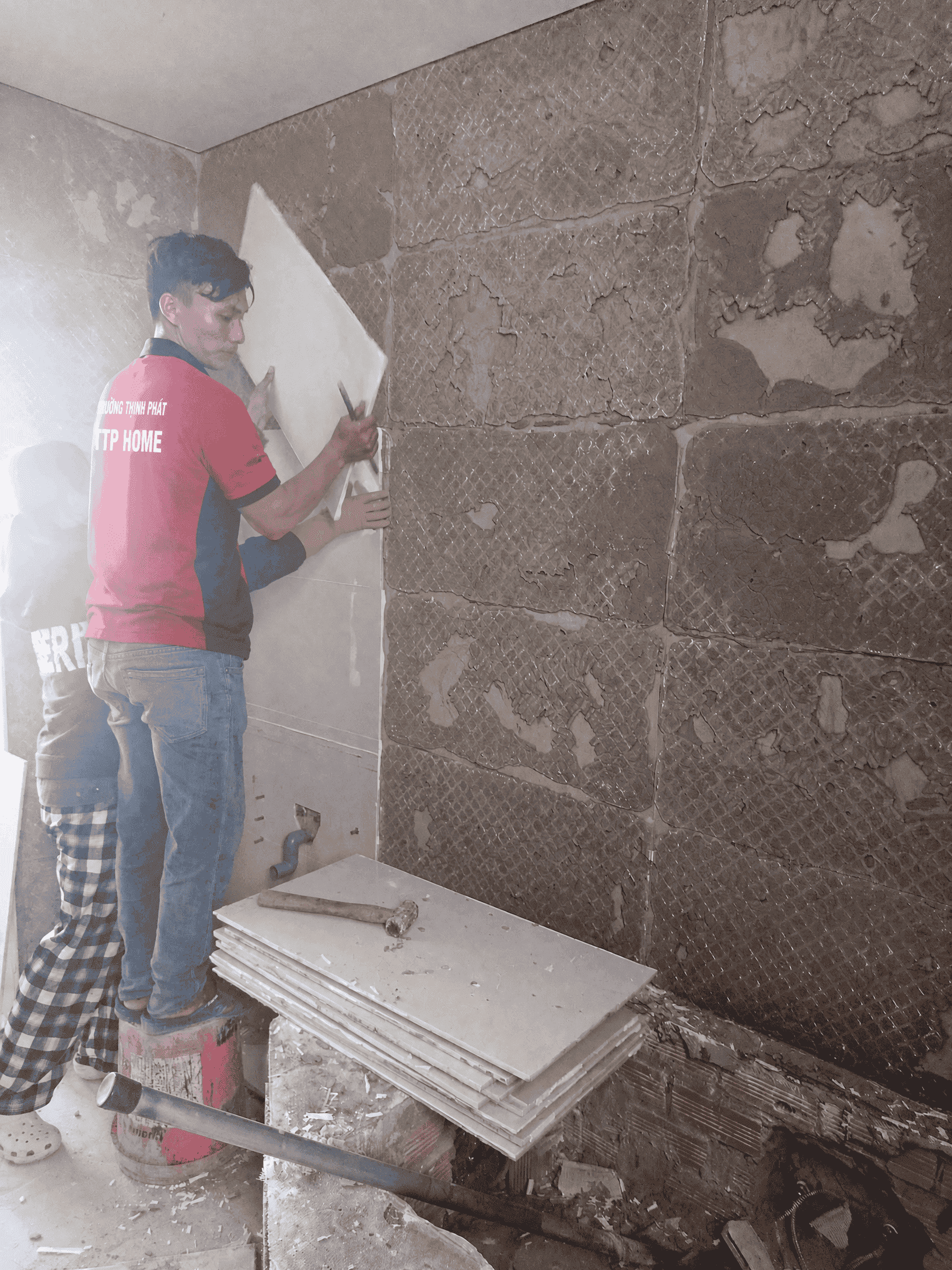 Công tác ốp gạch tường tại công trình TTP HOME