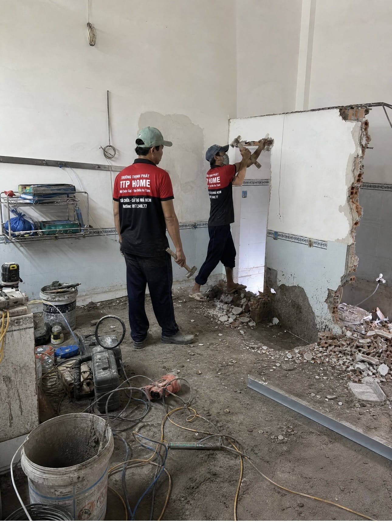 Công tác tháo dỡ tường cũ tại công trình TTP HOME
